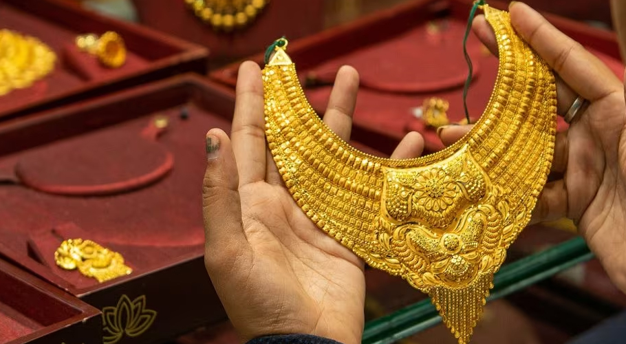 ملک میں سونے کی فی تولہ قیمت میں 1100 روپے کا اضافہ