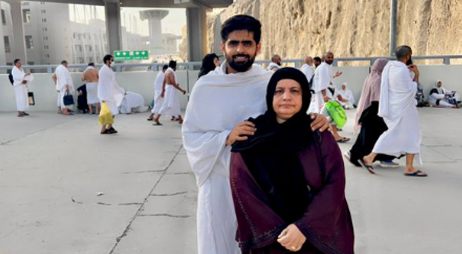 بابر اعظم کی والدہ کے ہمراہ حج کی ادائیگی، جذباتی پیغام جاری کردیا