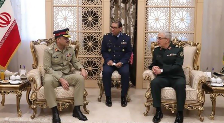 آرمی چیف کی ایرانی ہم منصب سے ملاقات،دفاعی تعاون پر تبادلہ خیال