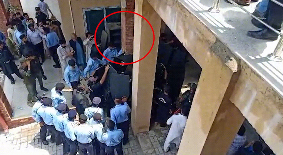 پی ٹی آئی چیئرمین پر عدالت میں پانی کی بوتل پھینک دی گئی