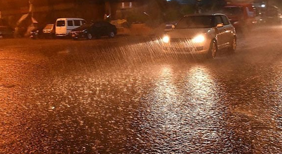 کراچی کے مختلف علاقوں میں بارش سے موسم خوشگوار ہوگیا