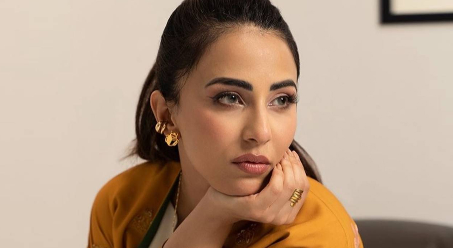 اشنا شاہ کا آئی فون 15 کی قیمت جان کر دلچسپ رد عمل