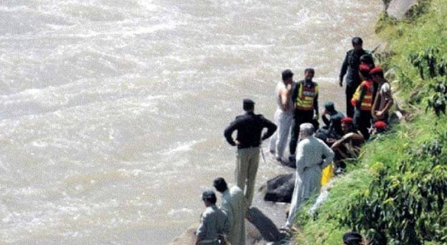بارش کے باعث پھسل کر گاڑی دریا میں جا گری، 4افراد جاں بحق