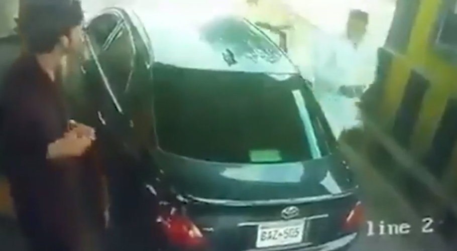 ٹول ٹیکس کیوں مانگا؟ کراچی ٹول پلازہ پر کار سوار کی کیشیئر پر فائرنگ