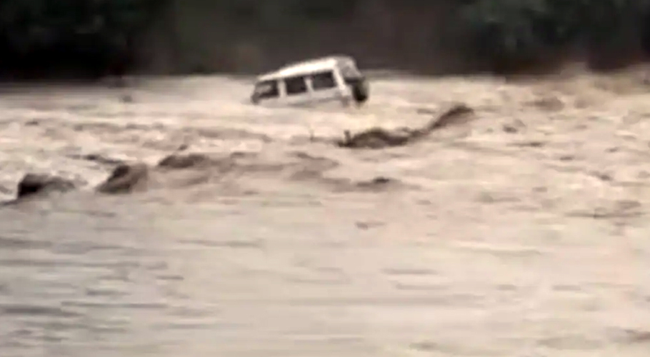 ناگپور:موسلا دھار بارشوں کے بعد سیلابی ریلے، خوفناک ویڈیو سامنے آگئی