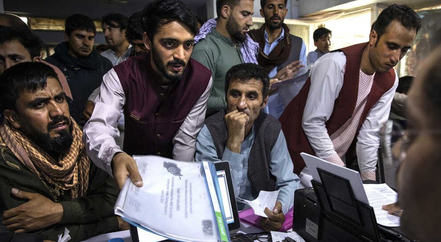 افغان پناہ گزینوں کی برطانیہ روانگی کا عمل شروع، پہلی پرواز روانہ