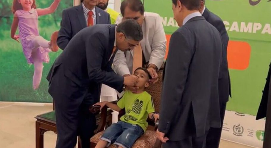 نگران وزیراعظم انوارالحق کاکڑ نے انسدادپولیومہم کاآغازکردیا