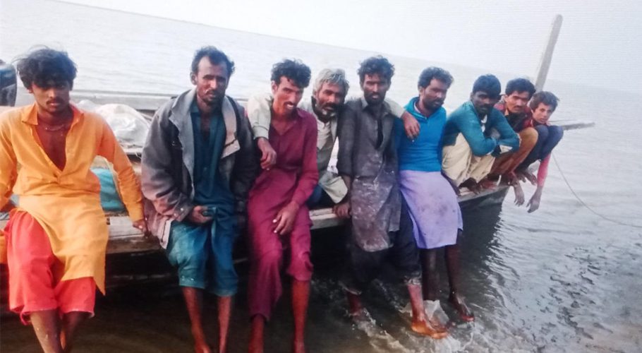 پاک میرینز نے سگھانڈو دریا میں ڈوبتے 4 ماہی گیروں کو بچالیا