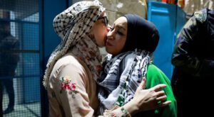 اسرائیلی قیدسے رہا ہونے والے فلسطینی اپنے پیاروں سے مل رہے ہیں،تصاویر دیکھئے