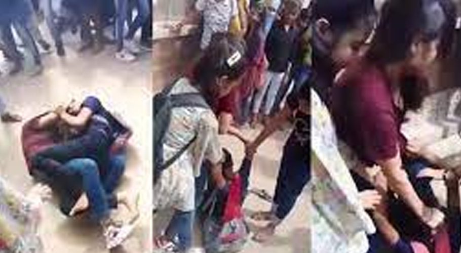 سیلفی اور ریلز بنانے پر لڑکیاں ایک دوسرے سے لڑ پڑیں، ویڈیو وائرل