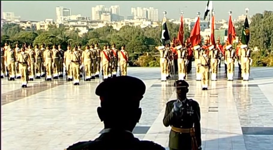 مزارِ قائد پر گارڈز تبدیلی کی پروقار تقریب، ملٹری اکیڈمی کے دستے نے فرائض سنبھال لیے