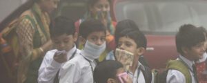 بڑھتی ہوئی آلودگی نے لاہور کے لاکھوں بچوں کو کیسے خطرے میں ڈالا؟