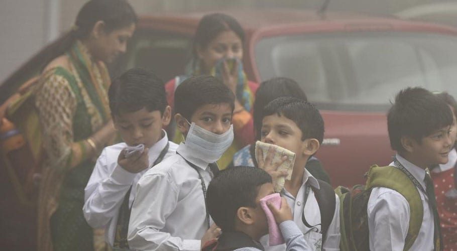 بڑھتی ہوئی آلودگی نے لاہور کے لاکھوں بچوں کو کیسے خطرے میں ڈالا؟