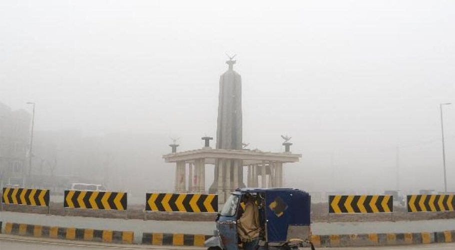 اسلام آباد سمیت ملک کے مختلف شہروں میں دھند، موٹر وے بند کردی گئی