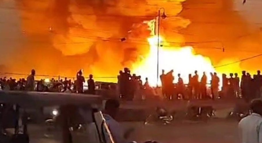 کراچی، تین ہٹی پل کے نیچے آگ لگنے سے 60 جھگیاں جل گئیں