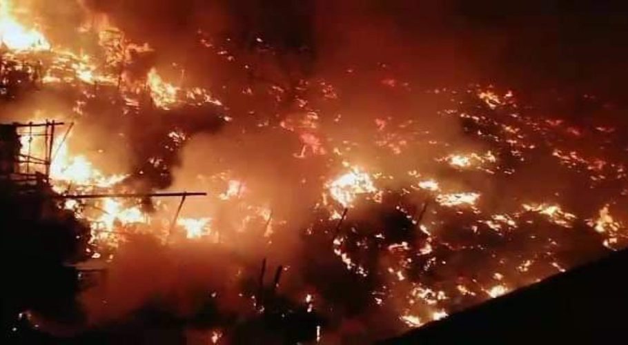 کراچی میں تین ہٹی فلائی اوور کے نیچے جھگیوں میں آگ بھڑک اٹھی