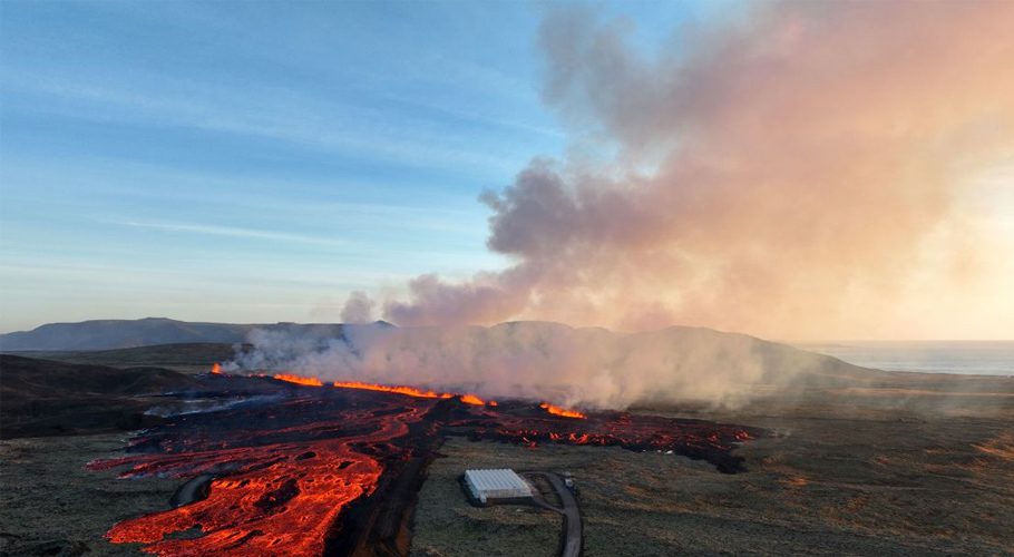 آئس لینڈ کے جزیرے میں آتش فشاں