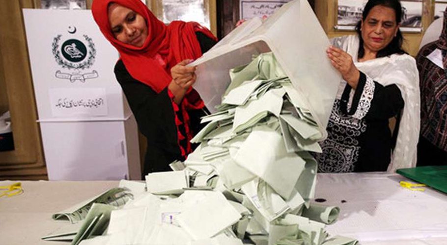 اسلام آباد: قومی و صوبائی اسمبلی انتخابات میں بڑا اپ سیٹ سامنے آگیا ہے۔ سابق وزیر اعلیٰ پرویز خٹک 29ہزار ووٹوں سے شکست کھا گئے۔