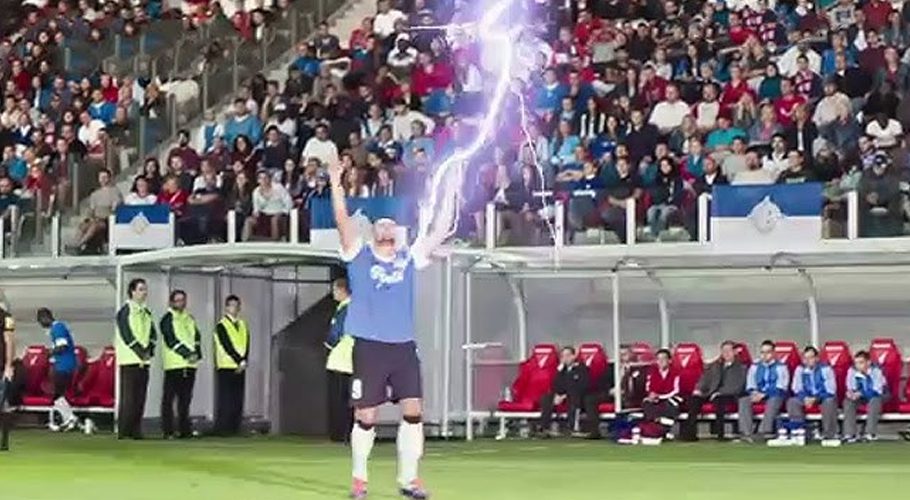 ویڈیو: فٹبال میچ کے دوران آسمانی بجلی گرنے سے فٹبالر لقمہ اجل بن گیا
