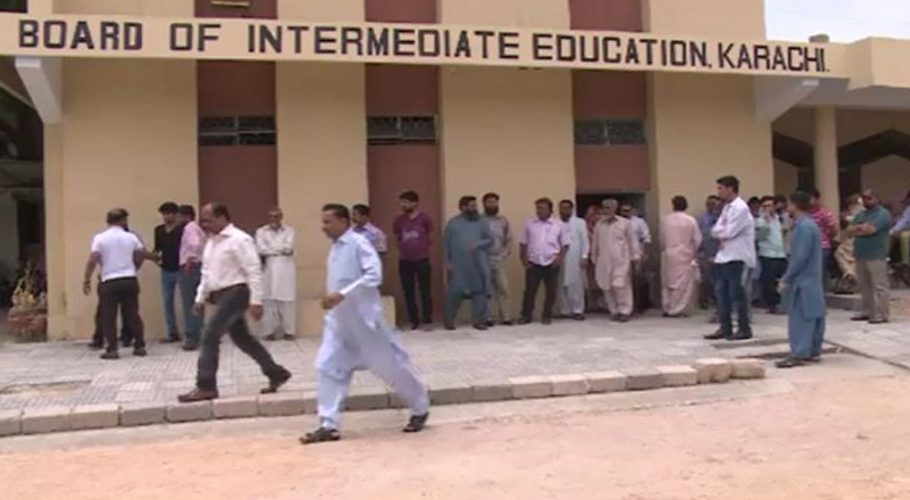 کراچی، انٹربورڈ نتائج میں گھپلوں کے ذمہ دار افسران کو کیا سزا دی جائے گی؟
