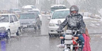 Light rain turns weather cold in Lahore