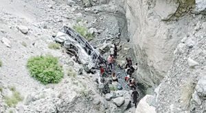 20 killed as bus falls into ravine in Chilas