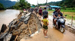 15 dead in Indonesia landslides, floods
