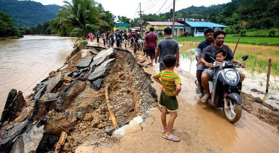15 dead in Indonesia landslides, floods