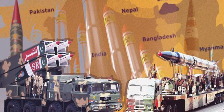Which country has more nuclear weapons: India or Pakistan?