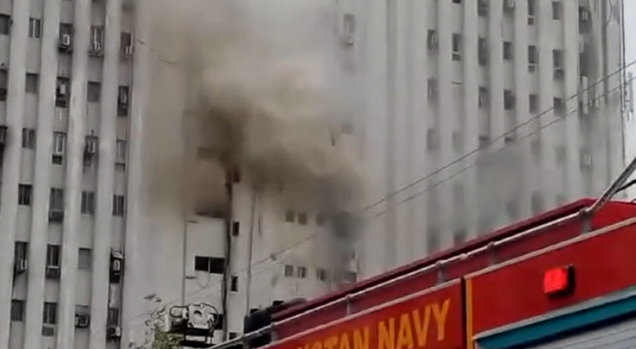 Fire erupts in building on Karachi’s Sharea Faisal