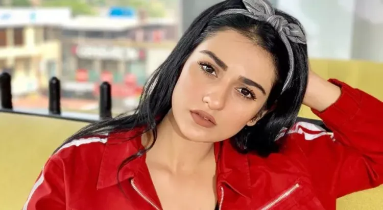 Sarah Khan calls for Gul Ahmed boycott following fatal Karsaz accident