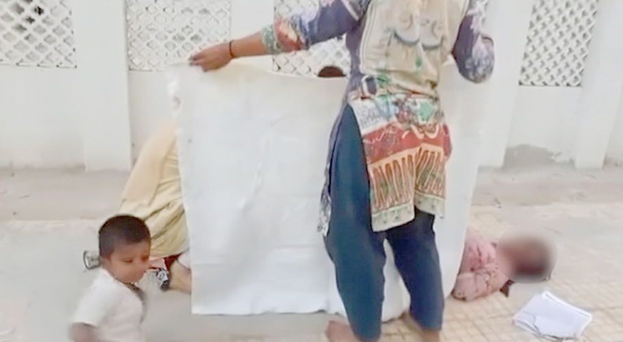 Woman gives birth on footpath in Dadu opposite DSP office