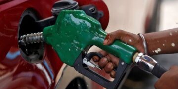 Scam Exposed: Fraudsters Begging for Petrol to Deceive Public in Karachi