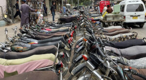 Karachi Commissioner Imposes Ban on Double Parking in the City