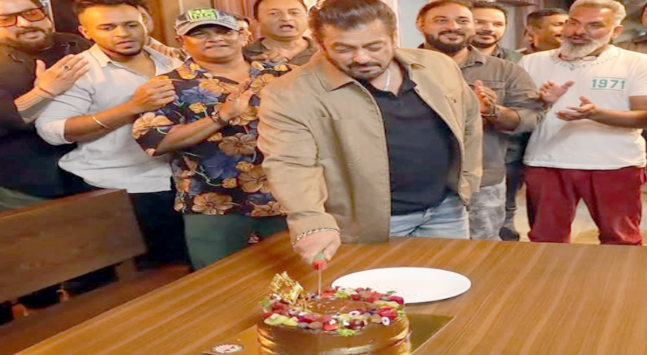 Salman Khan celebrates 59th birthday with girlfriend Iulia Vantur and family
