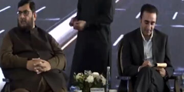 Bilawal Bhutto uses notepad as he listens to traders' grievances