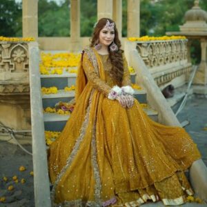 Neelam Muneer shines bright at Mayun