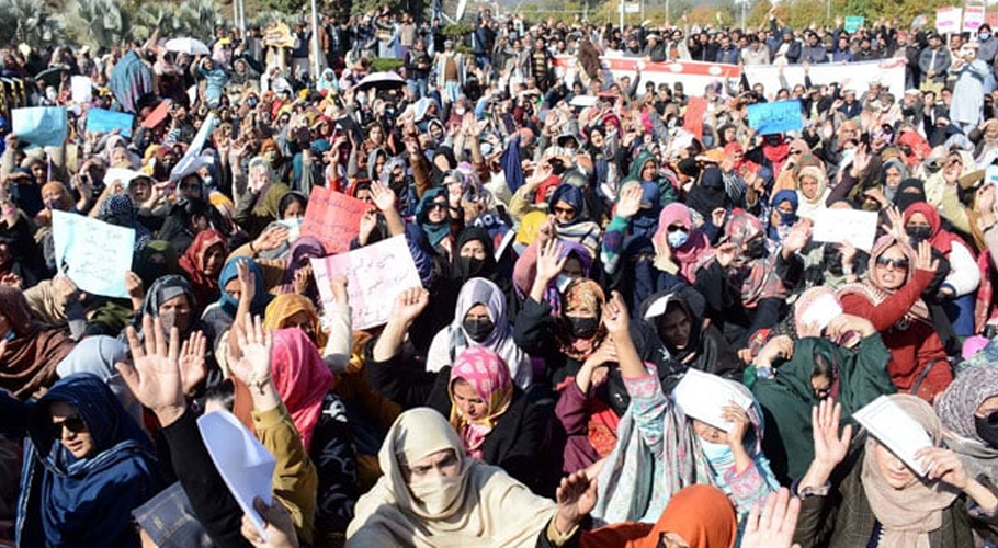 Islamabad: Govt servants protest against pension reforms