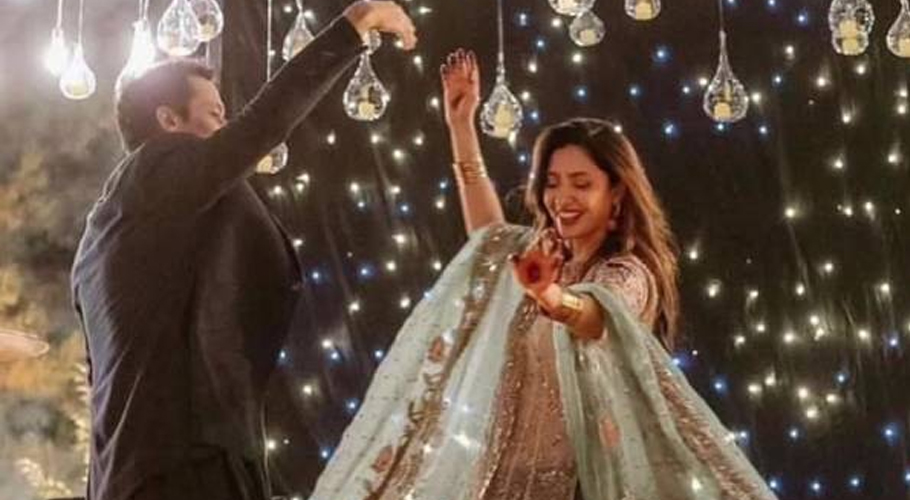 Mahira Khan’s FLIRTATIOUS dance performance with Salim Karim at wedding function