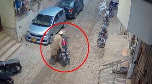 Motorcycle Stolen in Mehmoodabad, Thief Caught on CCTV