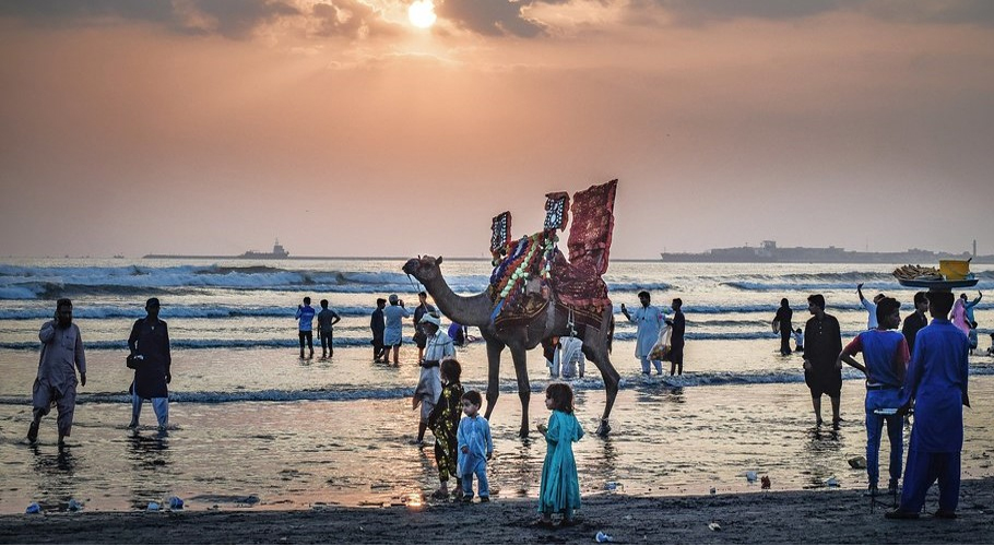 Karachi imposes temporary ban on sea bathing during Eid holidays
