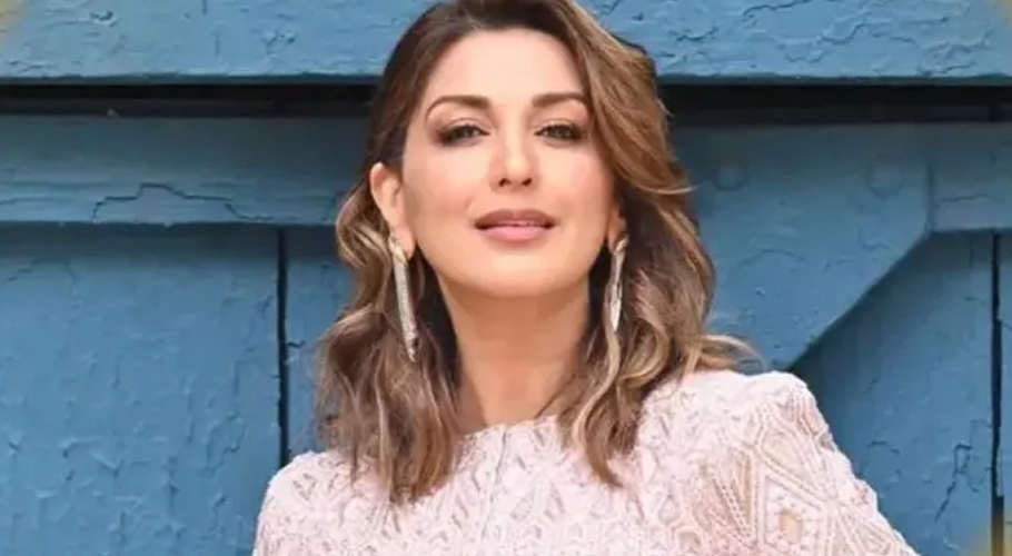 Sonali Bendre Returns To COLORS To Host Pati Patni Aur Panga