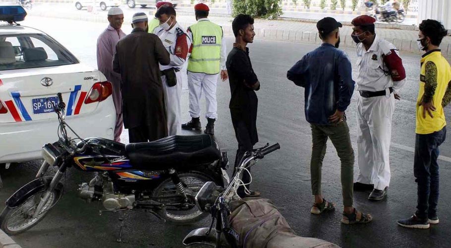 "Karachi Citizens Troubled by Traffic Police Extortion"