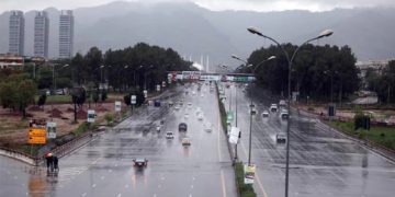 محکمہ موسمیات کے مطابق ملک کے مختلف حصوں میں آج بھی گرج چمک کے ساتھ بارش کا سلسلہ جاری رہنے کا امکان ہے، اسلام آباد، راولپنڈی، مری، گلیات، اٹک، چکوال اور جہلم میں بارش متوقع ہے۔