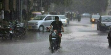 کراچی میں بارش کے دوران ایک سڑک کا منظر