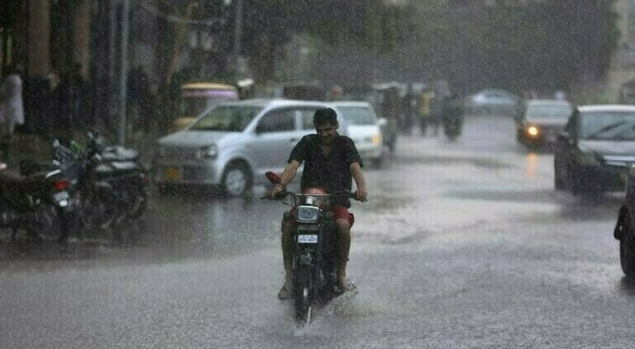 کراچی میں بارش کے دوران ایک سڑک کا منظر