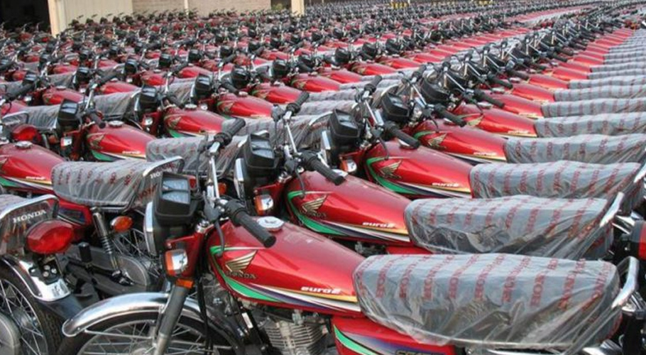 بڑی تعداد میں موٹر سائیکلیں کھڑی ہیں