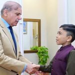 کانٹینٹ کری ایٹر طلحہ احمد اور وزیر اعظم شہباز شریف