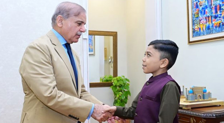 کانٹینٹ کری ایٹر طلحہ احمد اور وزیر اعظم شہباز شریف
