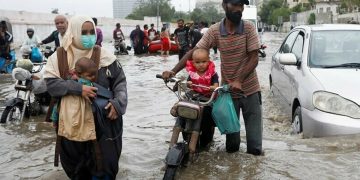 گزشتہ سال کی بارشوں کے دوران کراچی کی ایک سڑک کا منظر